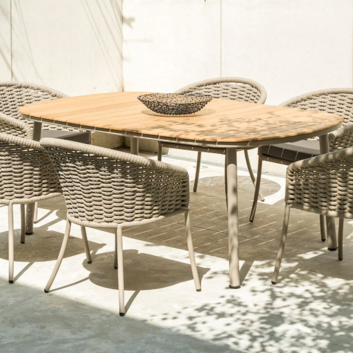 Cordial Dining Tables
