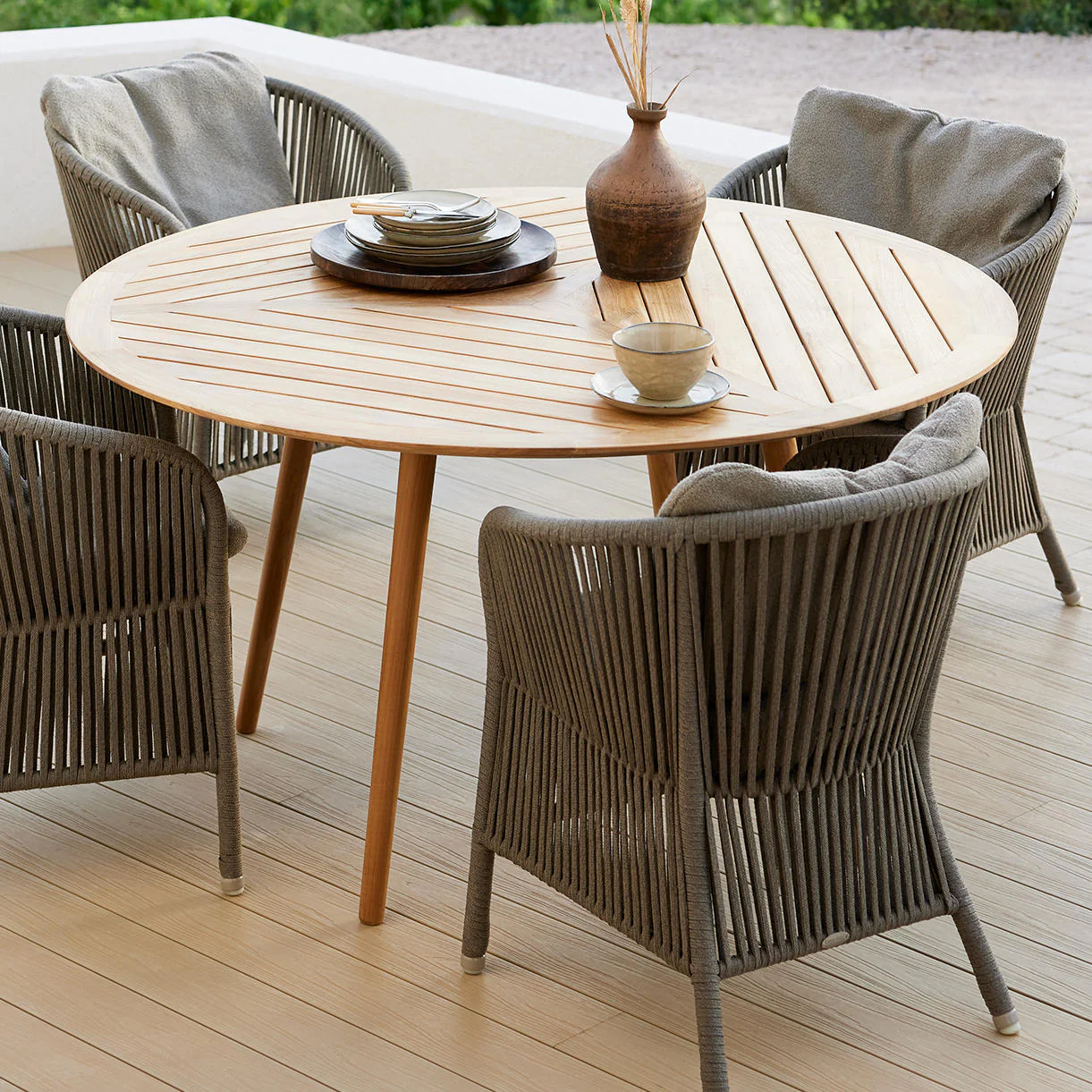 Define Round Teak Dining Table