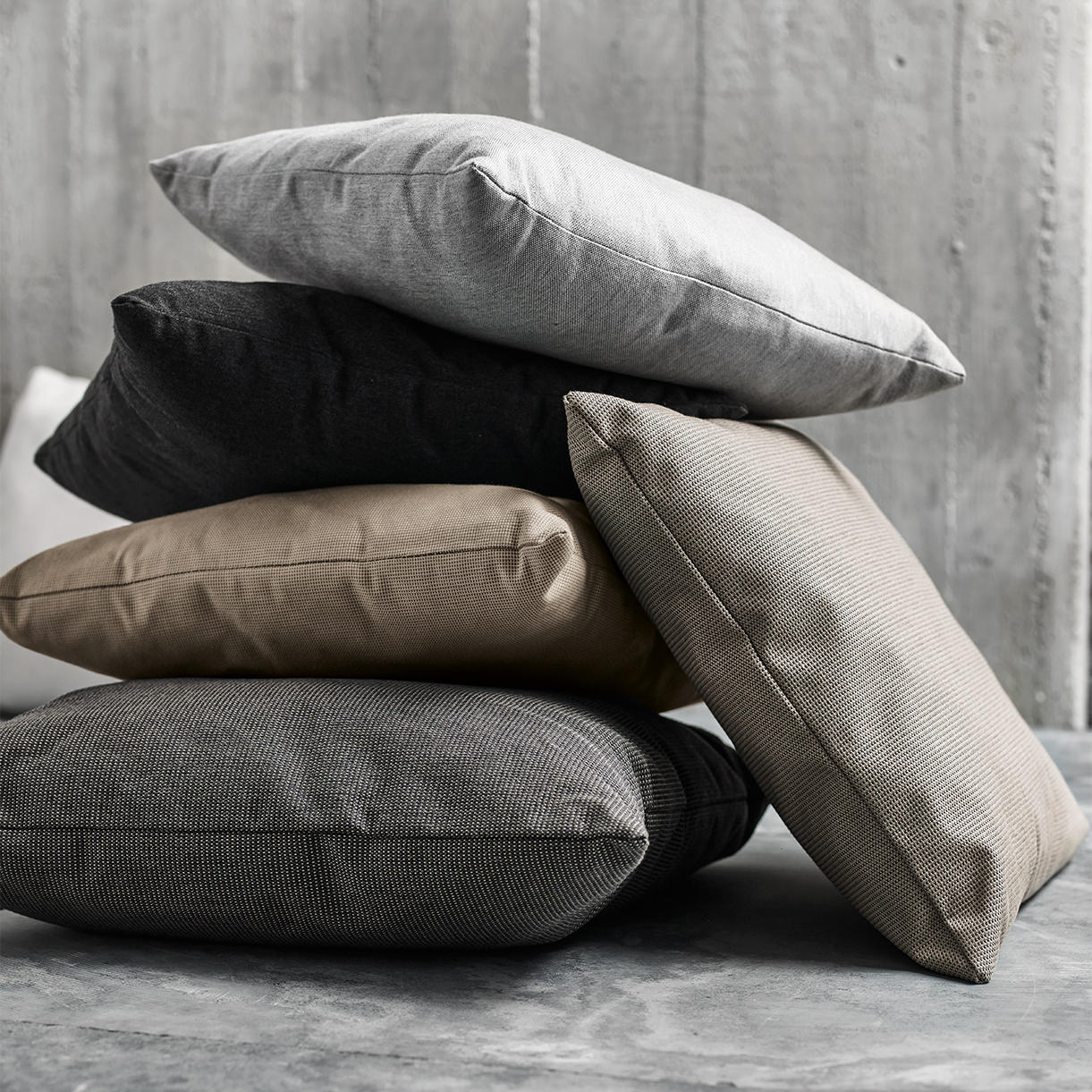 Gloster Lounge Rectangular Scatter Cushion - Image 3